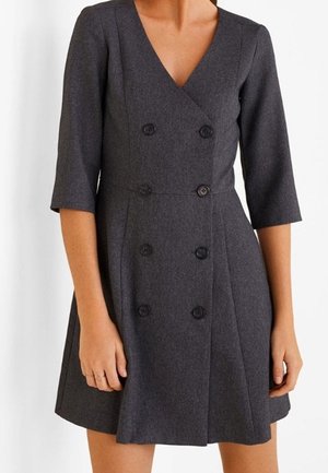 Vestido gris de doble botonadura fabricado con tejido texturizado, con escote en V, mangas tres cuartos y una falda acampanada con botones.