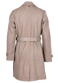 Manteau en cuir beige avec taille ceinturée, grand col et fente au dos. Comprend des poignets à boutons et une texture lisse avec des détails cousus.