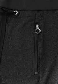 Schwarze Sporthose mit gewebter Textur, ausgestattet mit einer Reißverschlusstasche und einem elastischen Bund mit Kordelzug.