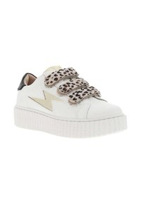Sneaker bianca in pelle con suola piatta bianca testurizzata, cinturini in Velcro con stampa leopardata e un'inserzione a forma di fulmine dorato. Dettaglio sul tallone nero.