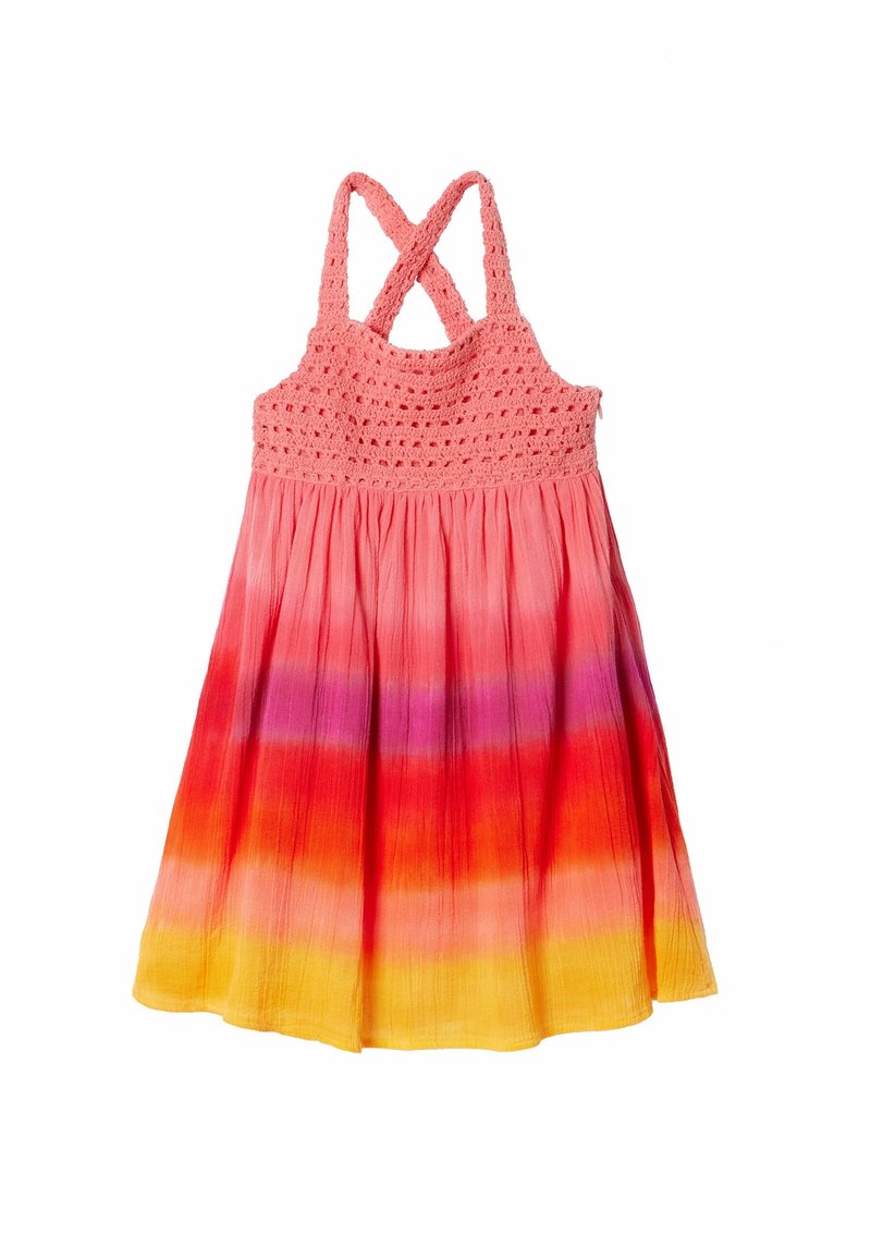 Vestido de crochet con tirantes cruzados, que presenta un degradado de rosa, rojo, púrpura, naranja y amarillo en una tela ligera.