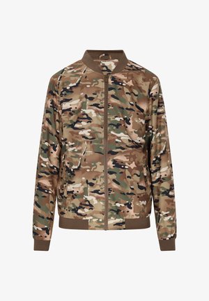 Jachetă bomber cu imprimeu de camuflaj, realizată dintr-un material neted. Dispune de un fermoar frontal, mansete și tiv ribbate, cu un amestec de modele verzi, maronii și negre.