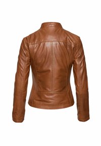 Braune Lederjacke mit taillierter Passform, glatter Textur, Stehkragen und sichtbaren Nähten auf dem Rücken und den Ärmeln.