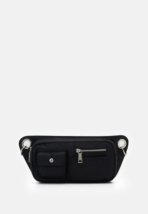 Sac banane noir avec plusieurs poches à l'avant, fermeture éclair argentée et boutons-pression, et anneaux métalliques aux deux extrémités pour fixation.