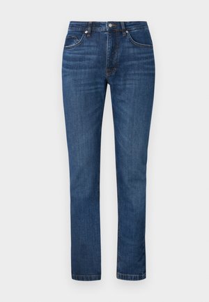 Jean en denim bleu foncé avec une coupe droite, des effets de décoloration subtils, un style classique à cinq poches et des détails de couture orange.