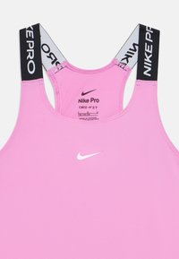 Haut de sport sans manches rose Nike Pro Dri-FIT avec le logo Nike blanc sur le devant et des bretelles élastiques noires marquées "NIKE PRO".