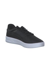 Zwarte leren sneaker met platte veters, gladde textuur, witte rubberen zool en subtiele stiksels. Zijdelings logo en minimalistisch ontwerp.