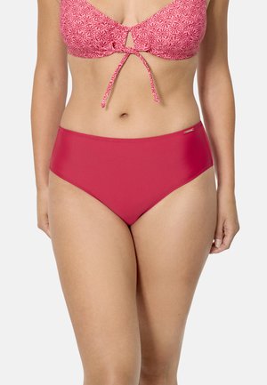 Mujer con bikini rosa de estampado, top con nudo delantero y braguitas rosas de cintura alta lisa, sobre fondo liso.