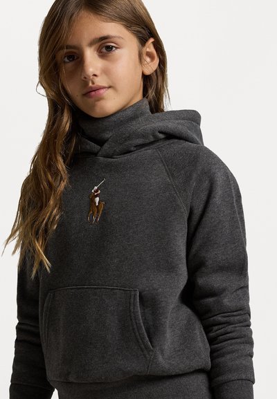 Sweatshirt capuz cinza escuro com bolso frontal, punhos canelados e um logo de jogador de polo bordado no peito. Textura de tecido suave.