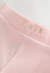 Tessuto rosa chiaro a coste con testo dorato "BAKER BY TED BAKER" stampato vicino alla zona della cintura.