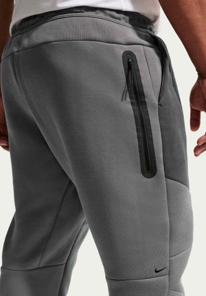 Nike Sportswear Tech Fleece Hoodie & Joggers Set (FW24) Pencil Point/Medium Ash/Sapphire — foto 7