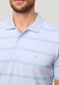 Polo-shirt in lichtblauw met donkerdere horizontale strepen. Heeft een klassieke kraag, drie knopen en een klein logo in de onderhoek.
