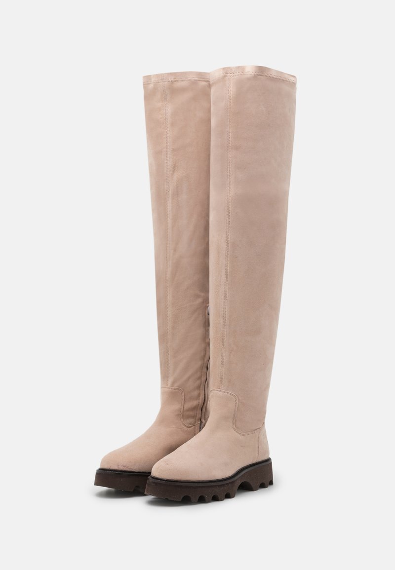 Hellblaue Wildlederstiefel über das Knie mit einer flachen, strukturierten Gummisohle. Vertikale Nahtdetails entlang der Seite und runde Zehenform.