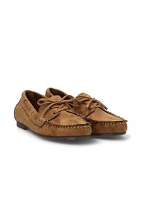 Zapatos mocasines de gamuza marrón con punta redonda, cordones en la parte delantera y detalle de costura contrastante a lo largo de los bordes. Suela plana de goma.