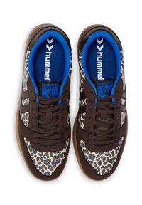 Brązowe sneakersy z wzorem w panterkę, z niebieskimi wkładkami, czarnymi paskami i teksturowaną gumową podeszwą.