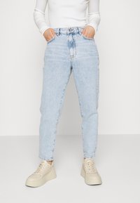 Gina Tricot Petite DAGNY MOM - Calças de ganga de perna direita - sea blue