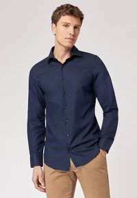ROY ROBSON SLIM FIT MIT LEICHTER STRUKTUR - Zakelijk overhemd - dunkelblau