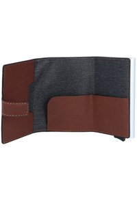 Interior de billetera de cuero marrón con un patrón de espiga texturizado. Cuenta con múltiples compartimentos y un cierre a presión en el lado izquierdo.