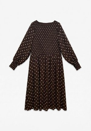 Robe marron à manches longues avec des pois beiges, corsage smocké, taille froncée et poignets élastiques aux manches présentée sur fond blanc.