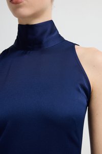 Námořnický bezrukávový top s vysokým límcem, vyrobený z hladké, lesklé látky s texturovanými detaily v oblasti výstřihu a ramen.