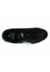 Scarpe da ginnastica nere con una parte superiore in tessuto liscio, dettagli bianchi, lacci neri e un logo sul lato. Presentano una suola piatta in gomma.
