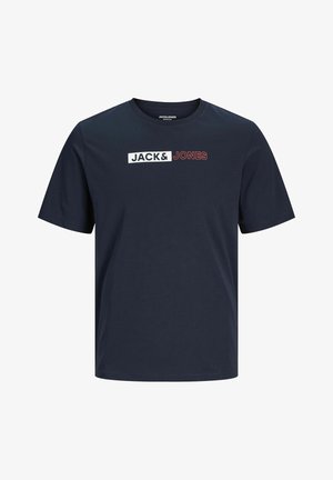 Camiseta de algodón azul marino de manga corta, con un logotipo impreso en blanco y rojo en la parte delantera. Diseño clásico de cuello redondo.