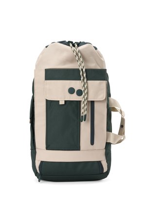 Beige en donkergroene rugzak met trekkoordsluiting, voorvak met klep en twee knopen, verticale ritssluiting en zijhandvat.