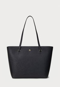 Schwarze Tasche aus strukturiertem Kunstmaterial, mit zwei Schulterriemen und einem goldenen Logo auf der Vorderseite. Quadratische Form, minimalistisches Design.