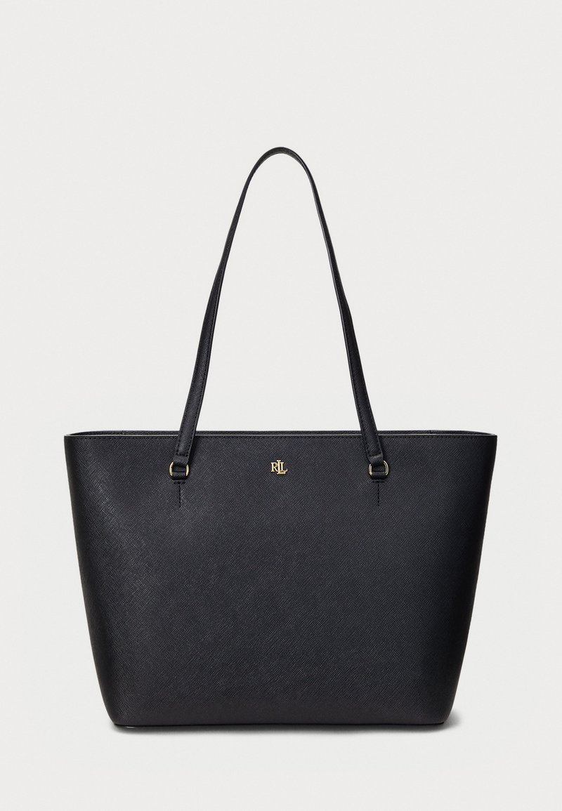 Schwarze Tasche aus strukturiertem Kunstmaterial, mit zwei Schulterriemen und einem goldenen Logo auf der Vorderseite. Quadratische Form, minimalistisches Design.