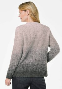 Lichtgewicht, fuzzy gebreide trui met een ombre-ontwerp dat overloopt van lichtroze naar donkergrijs, met een ronde halslijn en lange mouwen.