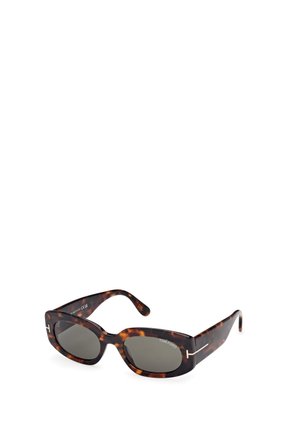 Occhiali da sole tartarugati con forma rettangolare, lenti scure e accenti metallici sulle tempie. Design elegante e finitura lucida.