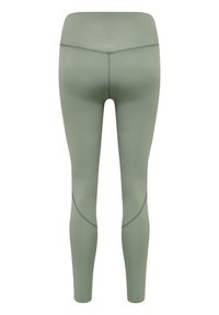 Gröna leggings i ett mjukt, elastiskt tyg. Har hög midja och böjda sömdetaljer längs sidorna. Inga synliga logotyper eller mönster.