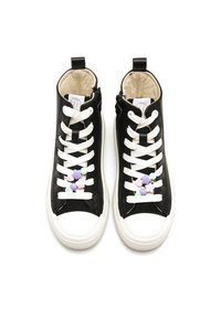 Zwarte high-top sneakers met witte veters, versierd met pastelgekleurde kralenaccenten en een witte rubberen zool. Glad materiaal met een gestructureerde binnenkant.