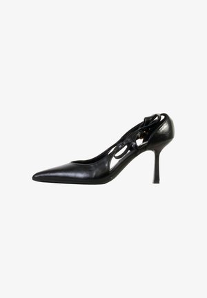 Zwarte leren pump met hoge hak, spitse neus, uitgesneden zijdetails en een slingback bandje met kleine gespsluiting.