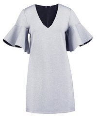 Harmaa V-pääntie mekko, jossa on levenevät lyhyet hihat, valmistettu tekstuurista kankaasta. Isossa osassa on kontrastinen tumma vuori.