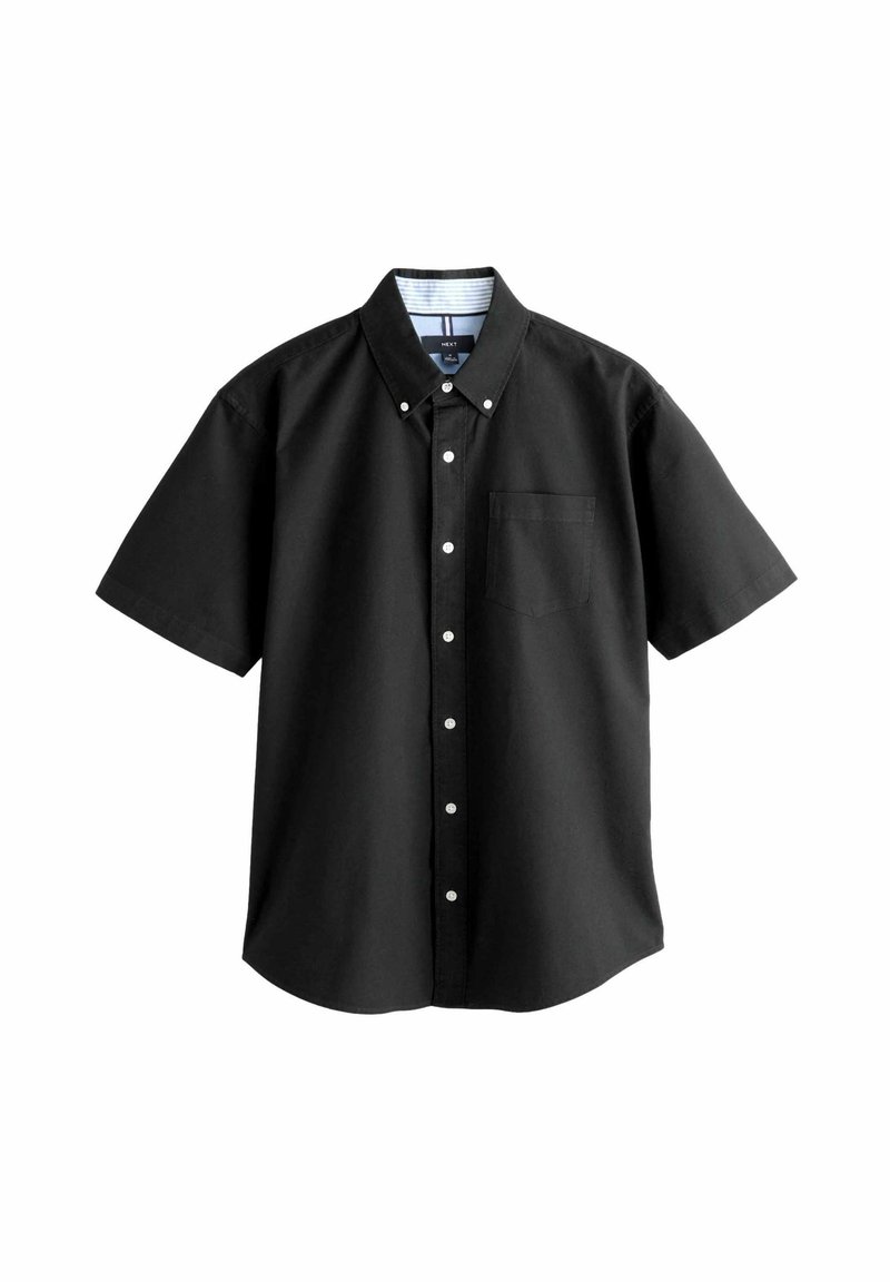 Camisa de botones de manga corta negra hecha de algodón, con un único bolsillo en el pecho, botones blancos y un forro de cuello a rayas.