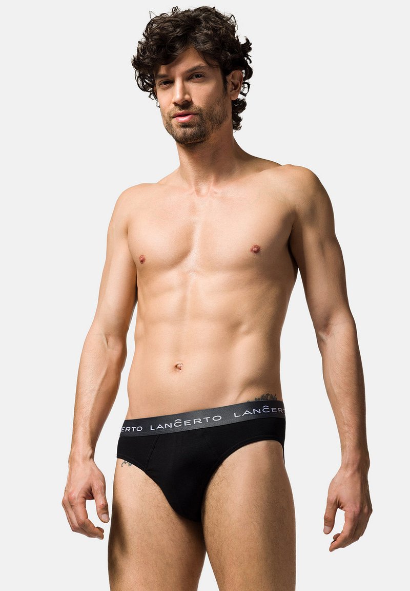 Czarne bawełniane majtki o teksturowanym pasku w talii z nazwą marki "LAN ČERTO" w białym kolorze. Elegancki, przylegający krój.