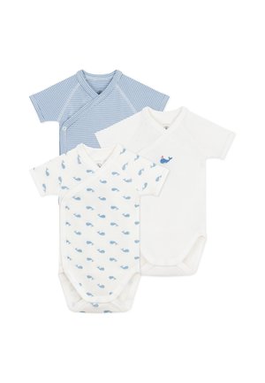 Drei kurzärmelige Bodysuits: einer mit blauen Streifen, einer weiß mit Druck eines blauen Wals, einer schlicht weiß mit Walmotiv. Alle haben Wickeldesigns.