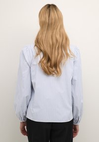 Hellblau-weiß gestreiftes Hemd mit langen Ärmeln und elastischen Bündchen, mit abgerundetem Saum und glatter Stoffbeschaffenheit.