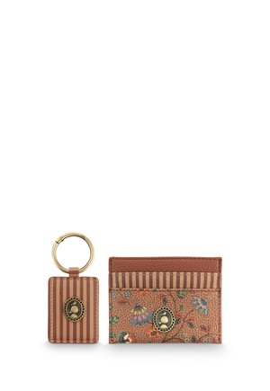 Bruine bloemen- en gestreepte kaarthouder met bijpassende gestreepte sleutelhanger, beide voorzien van decoratieve messing ovale emblemen met bladmotieven.