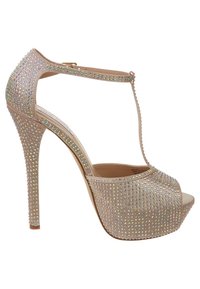 Chaussures à talons hauts beiges avec plateforme, présentant un design à sangle en T. La surface est ornée de rhinestones irisés.