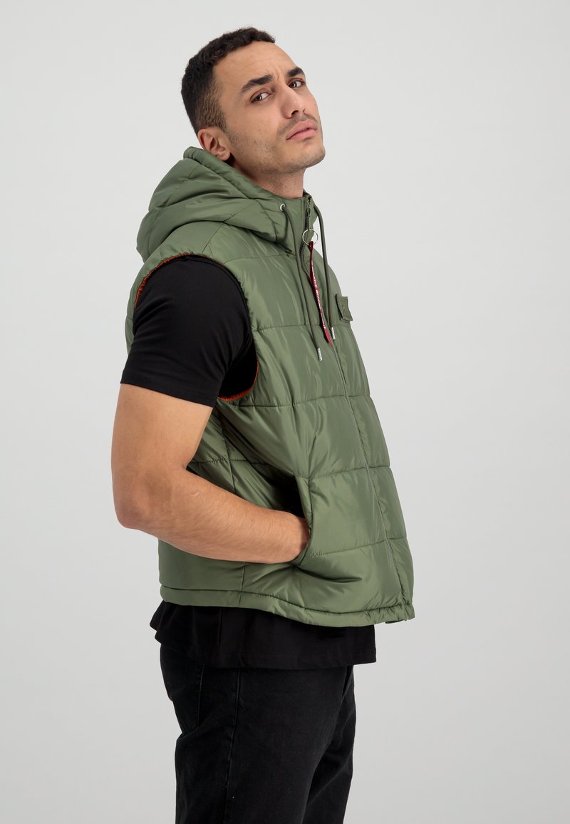 Herren Leichte Jacken | Alpha Industries HOODED PUFFER Weste sage green/khaki - PC34083 Herren Leichte Jacken | Alpha Industries HOODED PUFFER Weste sage green/khaki - PC34083