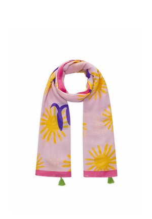 Écharpe rose clair avec motifs d’éclats de soleil jaunes, accents violets, bord rose et pompons verts aux deux extrémités, drapée en boucle.