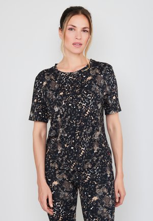 Zwart en beige atletisch shirt met een patroon, korte mouwen en een ronde hals, met een textuur die lijkt op dierenprint.