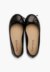 Ballerine nere con finitura lucida, dotate di un fiocco decorativo frontale, rivestimento interno morbido e suola leggermente imbottita.