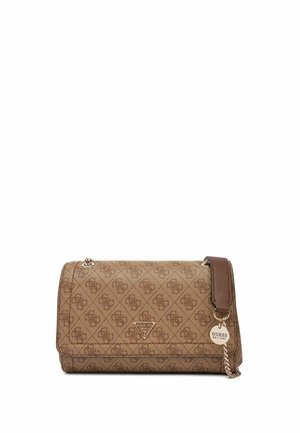 Borsa a spalla marrone Guess con motivo monogramma, tracolla catena color oro, targhetta logo triangolare e ciondolo rotondo in metallo.