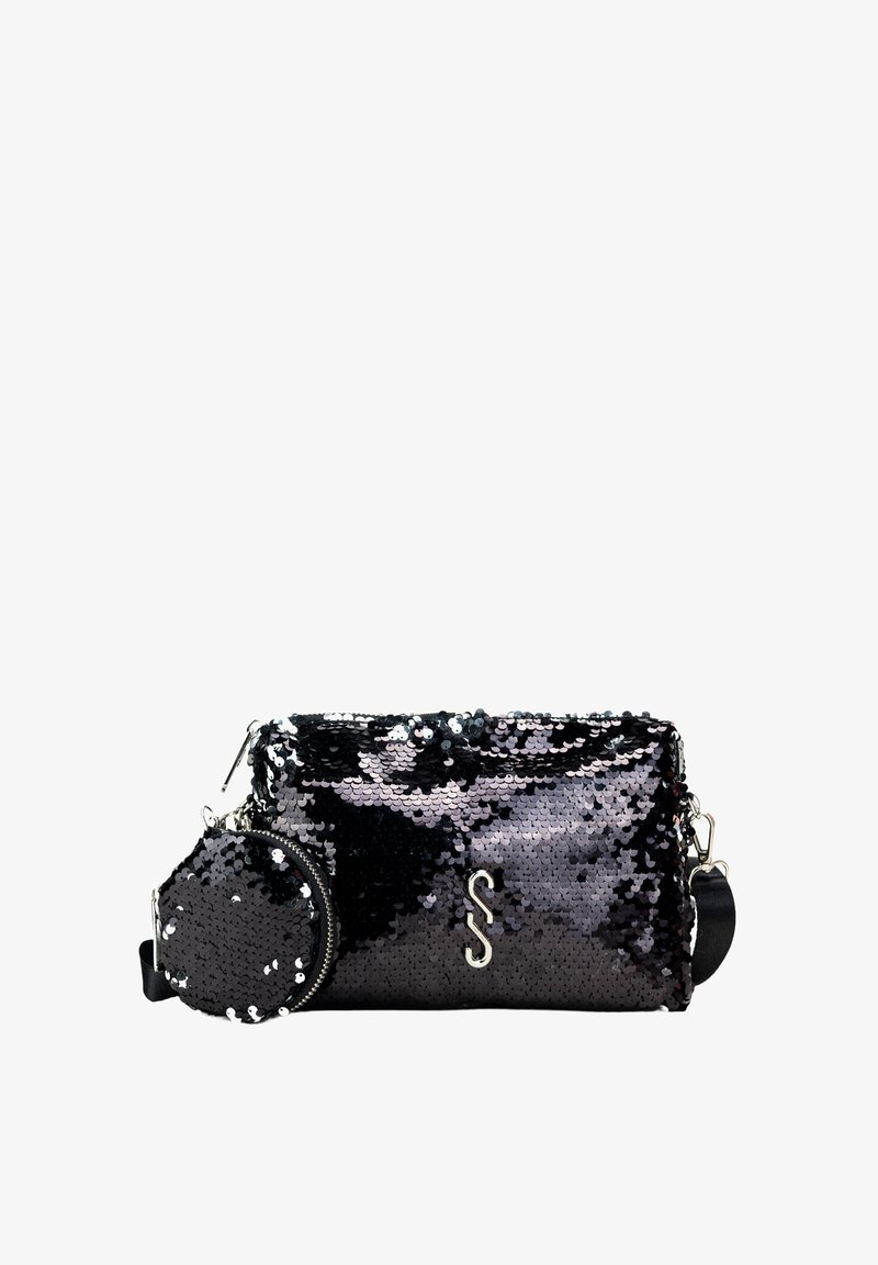 Borsa a pochette nera e argento con moneta rotonda, dotata di chiusura a zip e tracolla. Texture liscia e riflettente.