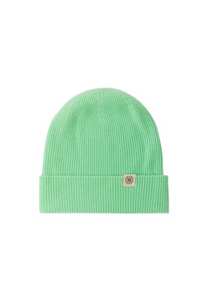 Hellgrüne gestrickte Mütze mit umgeschlagenem Bündchen und kleinem beigen Logo-Patch vorne mittig.