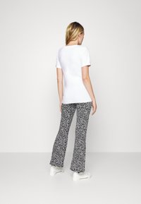 MAMALICIOUS MLEVA - Camiseta básica - optical snow