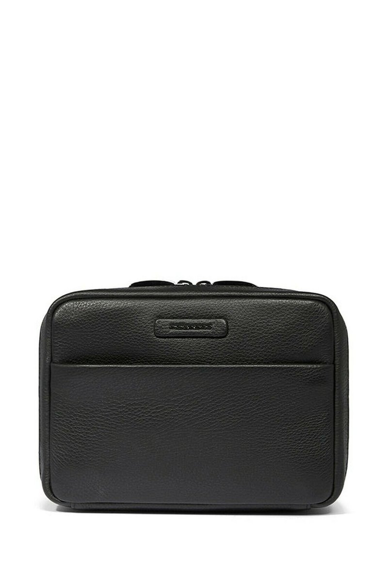 Zwarte leren tas met ritssluiting, voorzien van een voorvak en een gladde textuur, rechthoekige vorm en subtiel merkdetail.